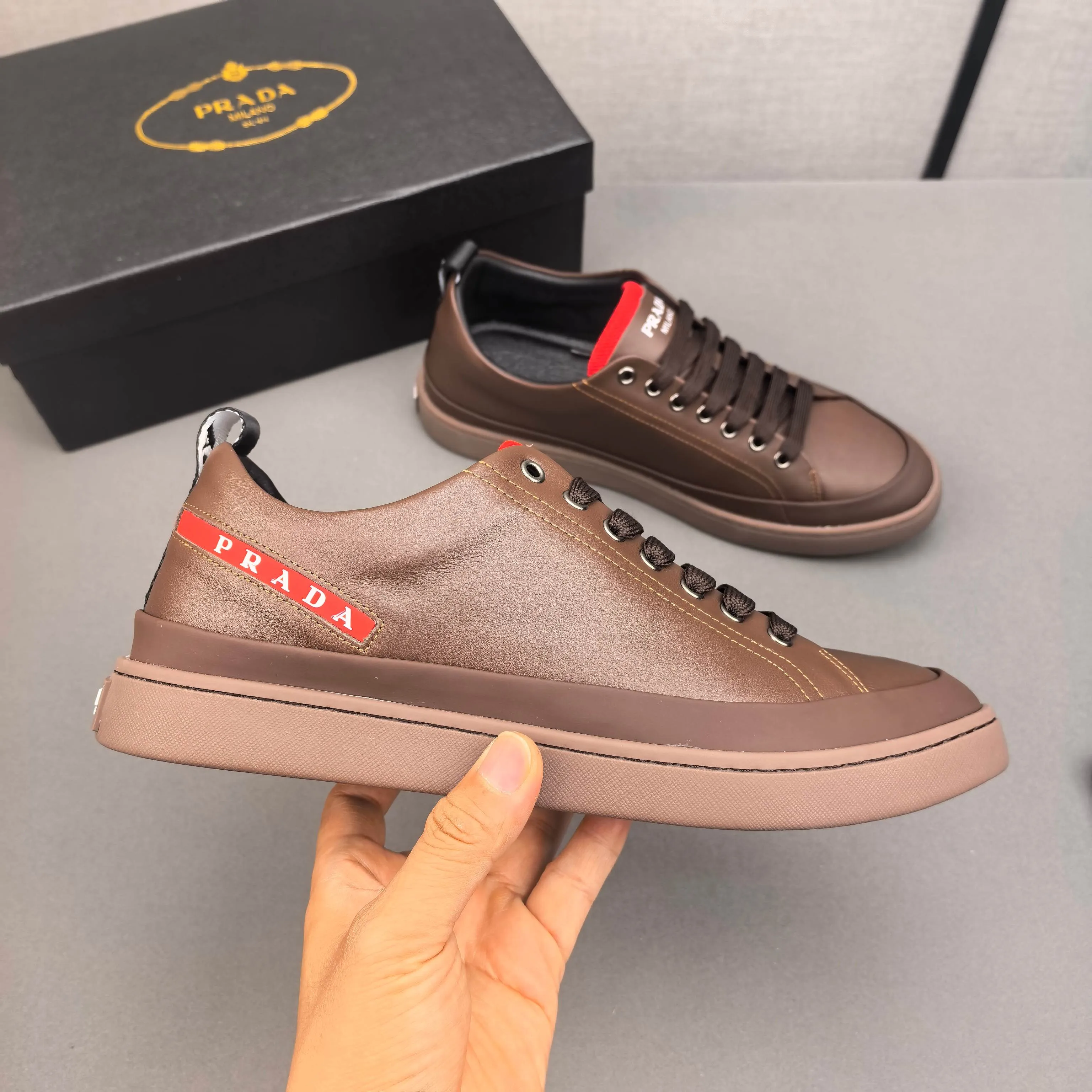 PP420❣️❣️❣️Prada set off the audience! Prada, an international brand that is constantly innovating, this men's casual shoe, the original version, made of cowhide leather at a ratio of one to one at the store, with leather feet and rubber non-slip outsole, breathable and comfortable, quality speaks for itself👄38-44